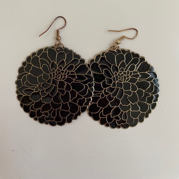 Jewelry - Black & gold floral earrings